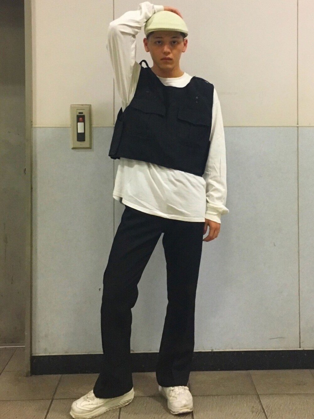 ブラック系のその他パンツ、ホワイト系のTシャツ/カットソー、ホワイト系のスニーカーを着用したメンズの夏コーディネートの1枚目の写真