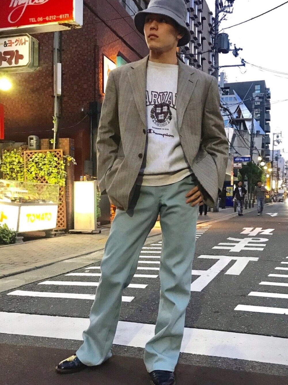 グレー系のスウェット、ブルー系のその他パンツ、ブラック系のブーツを着用したメンズの秋コーディネートの1枚目の写真