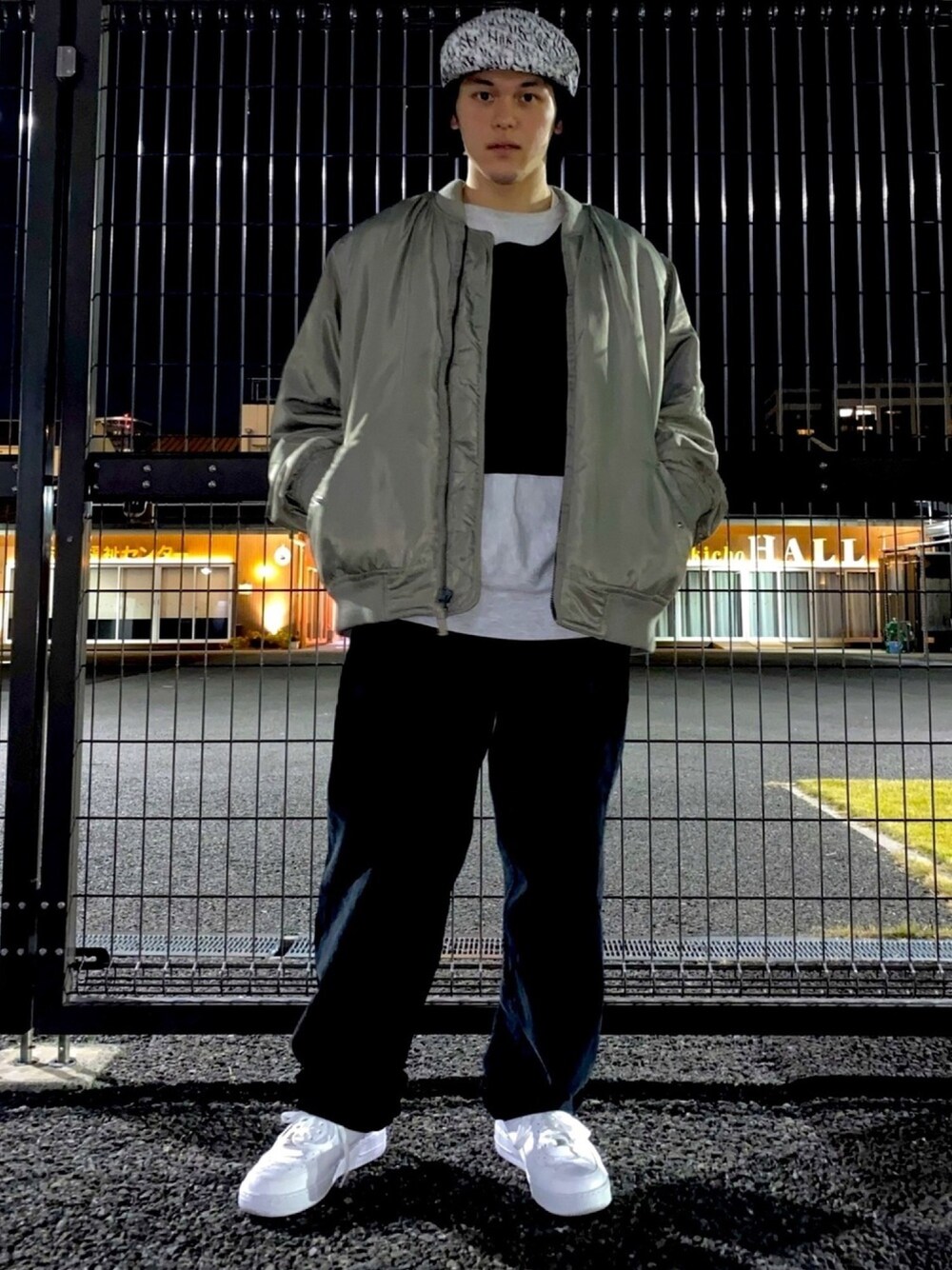 グリーン系のMA-1、ブラック系のデニムパンツ、グレー系のスウェットを着用したメンズの冬コーディネートの1枚目の写真