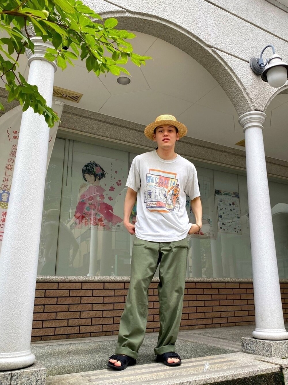 ブラック系のサンダル、グリーン系のパンツ、グレー系のTシャツ/カットソーを着用したメンズの夏コーディネートの1枚目の写真