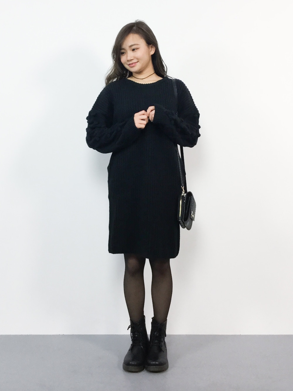 「シンプル、ニットワンピ、黒、冬コーデ、ニットワンピース、低身長、黒コーデ、ZOZOセール、haco!、ZOZO新春セール開催中です！」｜「haco!のＮＵＳＹ　パプコーン編みがかわいいおしゃれニットワンピース（ワンピース、ブラック系）」を使った、  𝑅𝐼𝑁𝐴さん（レディース・151cm）の冬コーディネートの1枚目の写真