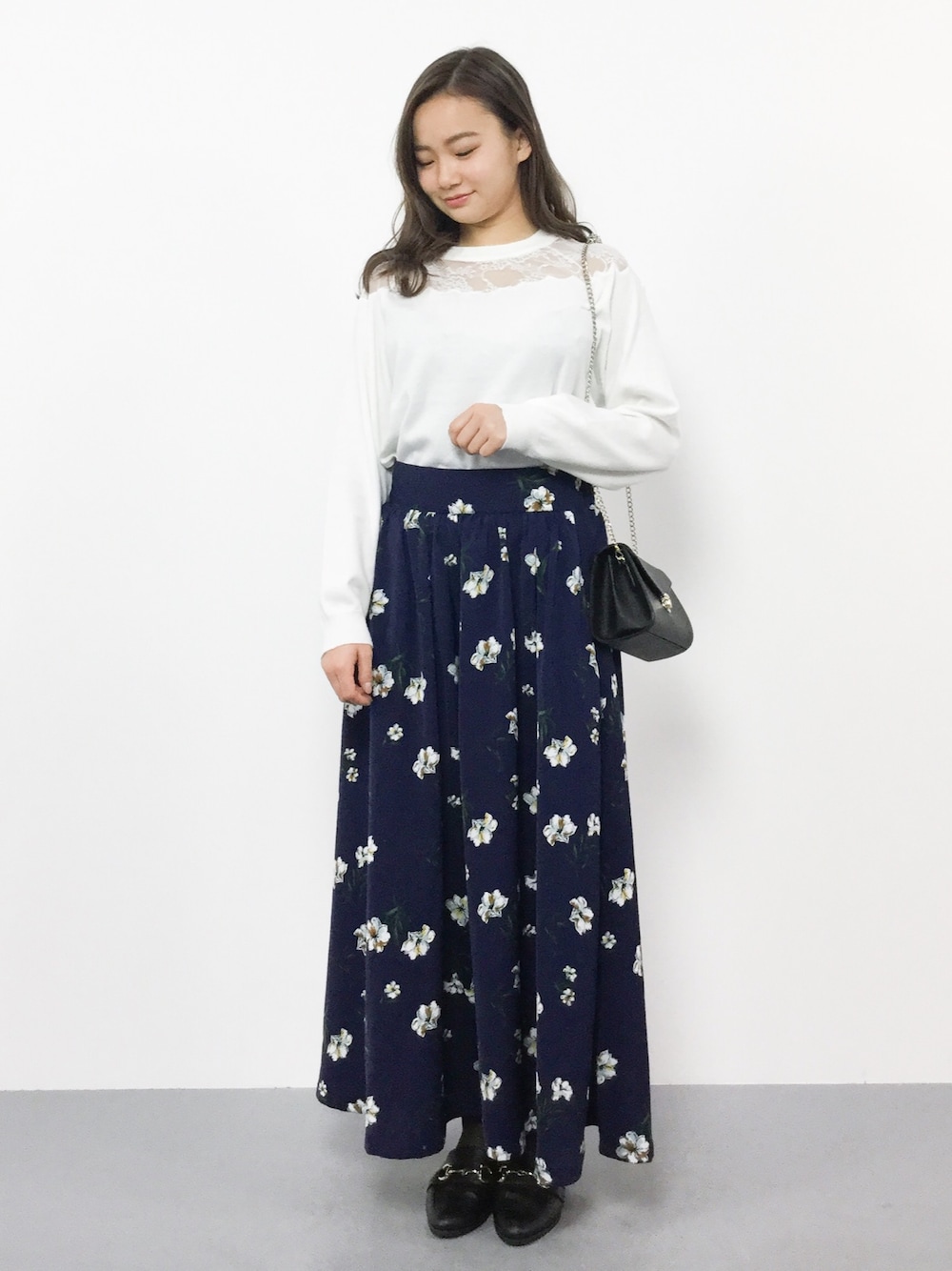 「ニット、パンツ、シンプル、花柄、ハイネック、レース、寒色系、春コーデ、低身長、スカーチョ」｜「INGNIの【春の新作】12Gヨークレースハイネックニット-2017AW-（ニット/セーター、ホワイト系）」を使った、  𝑅𝐼𝑁𝐴さん（レディース・151cm）の冬コーディネートの1枚目の写真