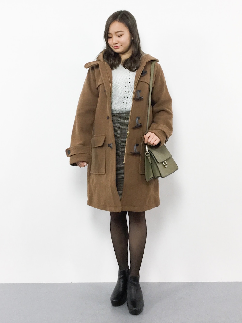「コート、ニット、アウター、シンプル、ダッフルコート、冬コーデ、ブラウン、茶色、グレンチェック、低身長」｜「E hyphen world galleryの・ラメ畦Vネックプルオーバー（ニット/セーター、ホワイト系）」を使った、  𝑅𝐼𝑁𝐴さん（レディース・151cm）の冬コーディネートの1枚目の写真