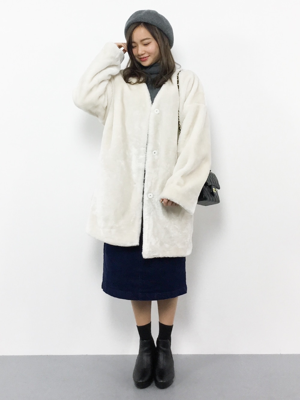 「ファー、コート、ジャケット、アウター、シンプル、ベレー帽、冬コーデ、白、ファーコート、低身長」｜「E hyphen world galleryのファーノーカラーコート（ノーカラージャケット、ベージュ系）」を使った、  𝑅𝐼𝑁𝐴さん（レディース・151cm）の冬コーディネートの1枚目の写真