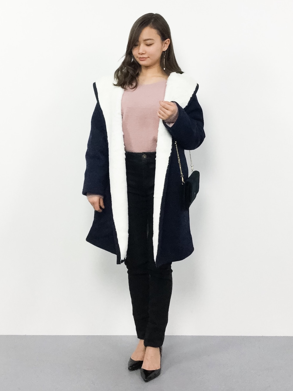 「ニット、アウター、シンプル、Vネック、冬コーデ、デニムパンツ、フードコート、スキニーデニム、低身長、コーディガン」｜「Pierrotの≪SS~4Lまで7サイズ展開≫あったか裏起毛ストレッチデニムスキニーパンツ（デニムパンツ、ブラック系）」を使った、  𝑅𝐼𝑁𝐴さん（レディース・150cm）の冬コーディネートの1枚目の写真