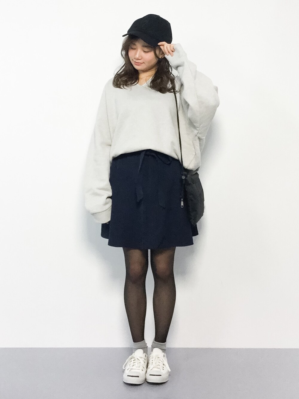 「スウェット、フレアスカート、スカート、カジュアル、シンプル、キャップ、リボン、ラメ、スウェットトップス、低身長」｜「Heatherのリボンツキ／アソートフレアスカート　765523（スカート、ブルー系）」を使った、  𝑅𝐼𝑁𝐴さん（レディース・150cm）の冬コーディネートの1枚目の写真