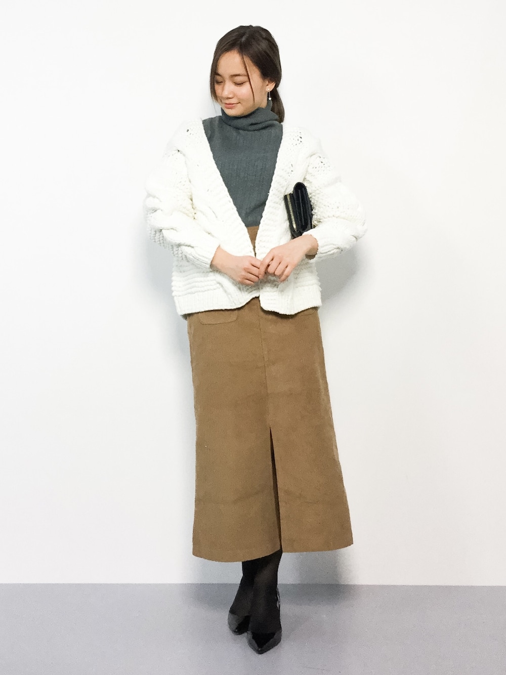 「カーディガン、ニット、コーデュロイ、スカート、カジュアル、シンプル、ケーブルニット、冬コーデ、低身長、スリット」｜「coca（coca）のフロントスリット入りコーデュロイスカート（スカート、ベージュ系）」を使った、  𝑅𝐼𝑁𝐴さん（レディース・150cm）の冬コーディネートの1枚目の写真