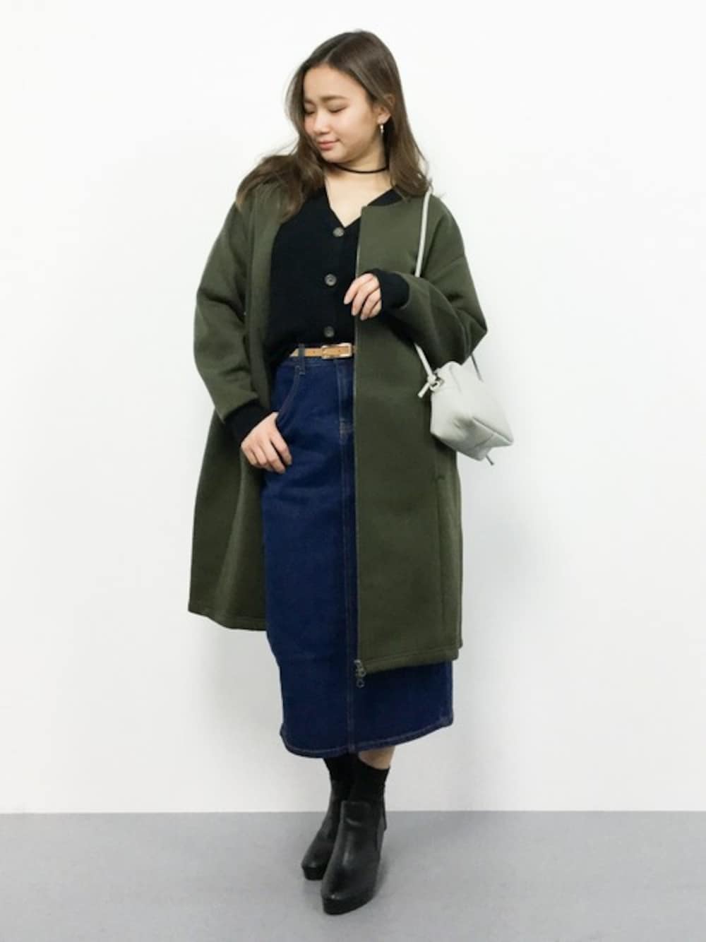 「ブルゾン、デニム、アウター、カジュアル、シンプル、デニムスカート、カーキ、２ＷＡＹ、低身長、ロングブルゾン」｜「ＡＮＤＪのバックスリットミモレ丈デニムスカート（デニムスカート、ブルー系）」を使った、  𝑅𝐼𝑁𝐴さん（レディース・150cm）の冬コーディネートの1枚目の写真