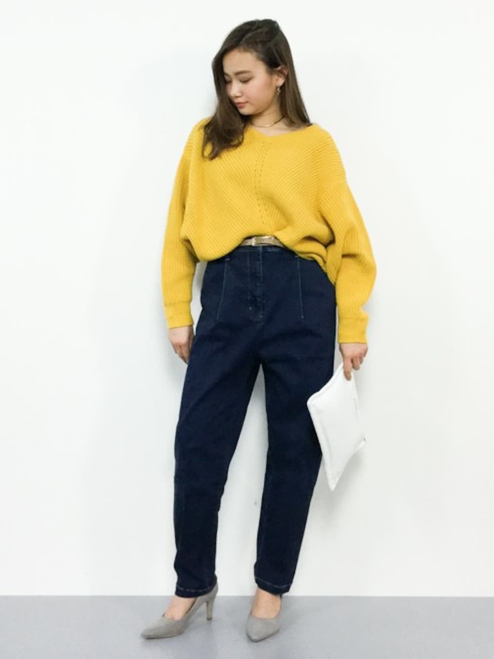 「ニット、デニム、カジュアル、イエロー、黄色、デニムパンツ、２ＷＡＹ、キュロット、低身長、カジュアルコーデ」｜「FREAK'S STOREのキャロットパンツ（その他パンツ、ブルー系）」を使った、  𝑅𝐼𝑁𝐴さん（レディース・150cm）の冬コーディネートの1枚目の写真