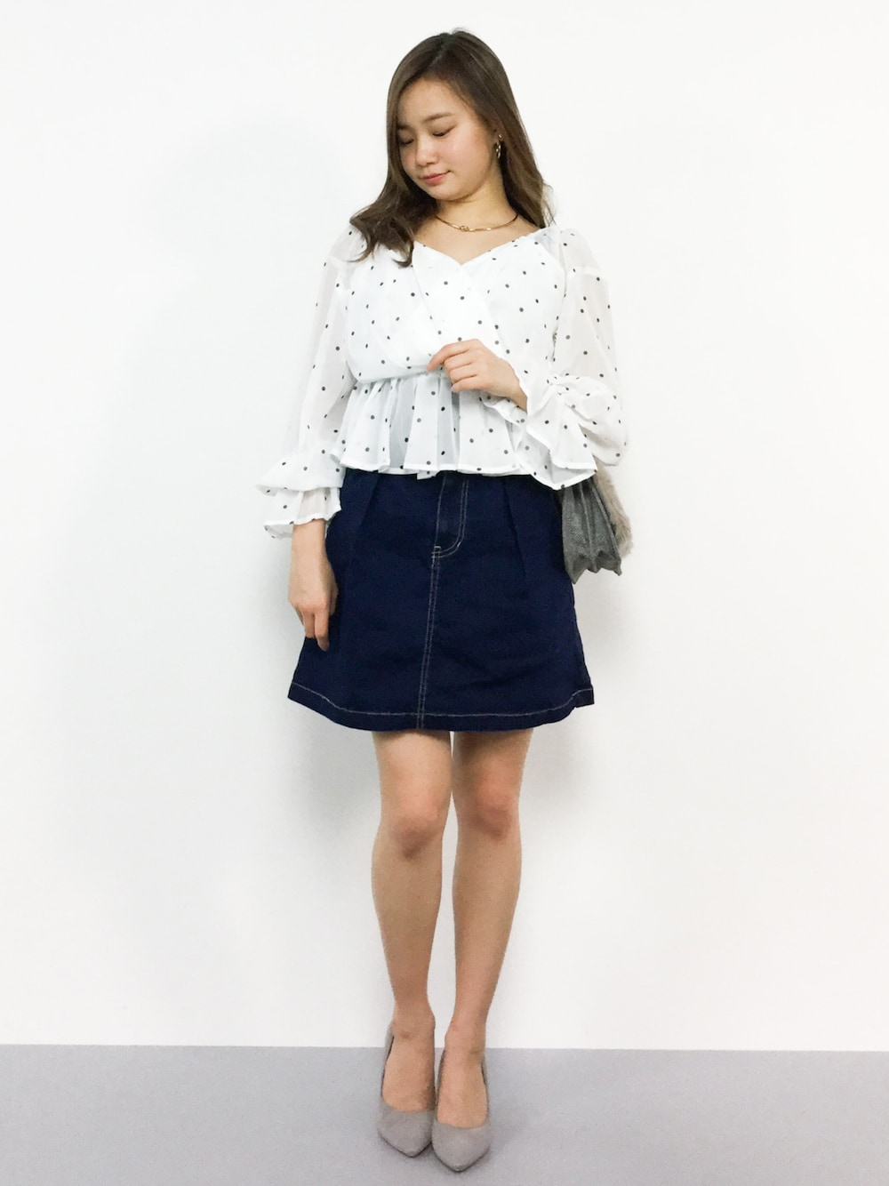 「デニム、ブラウス、シンプル、ドット、デニムスカート、フレア、春、シンプルコーデ、春コーデ、低身長」｜「Heatherのベルトツキアソートミニスカート　786101（スカート、ブルー系）」を使った、  𝑅𝐼𝑁𝐴さん（レディース・150cm）の冬コーディネートの1枚目の写真