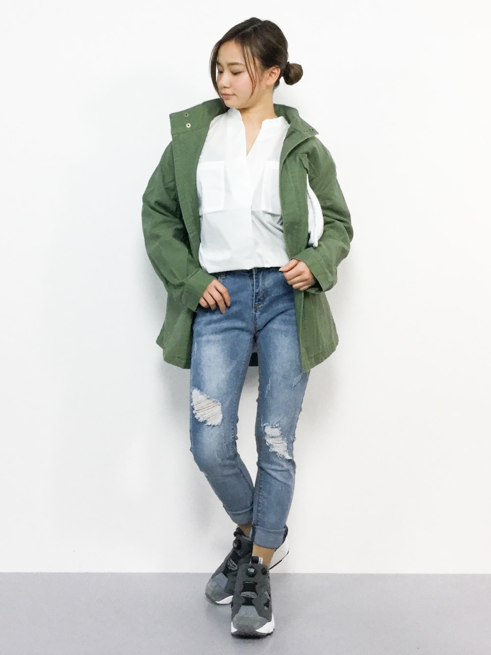 ブルー系のデニムパンツ、ホワイト系のシャツ/ブラウス、グリーン系のミリタリージャケットを着用したレディースの春コーディネートの1枚目の写真