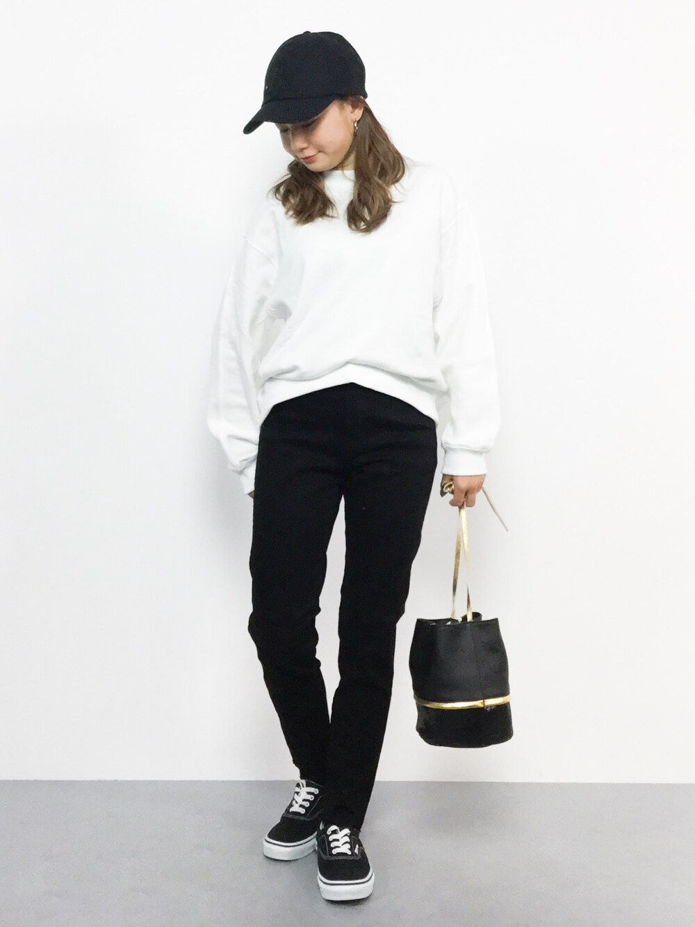 「スウェット、VANS、カジュアル、スキニー、キャップ、モノトーン、スキニーデニム、モノトーンコーデ、低身長、黒スキニー」｜「CAPRICIEUX LE'MAGEの裾スリットフィットデニムパンツ（デニムパンツ、ブラック系）」を使った、  𝑅𝐼𝑁𝐴さん（レディース・150cm）の春コーディネートの1枚目の写真