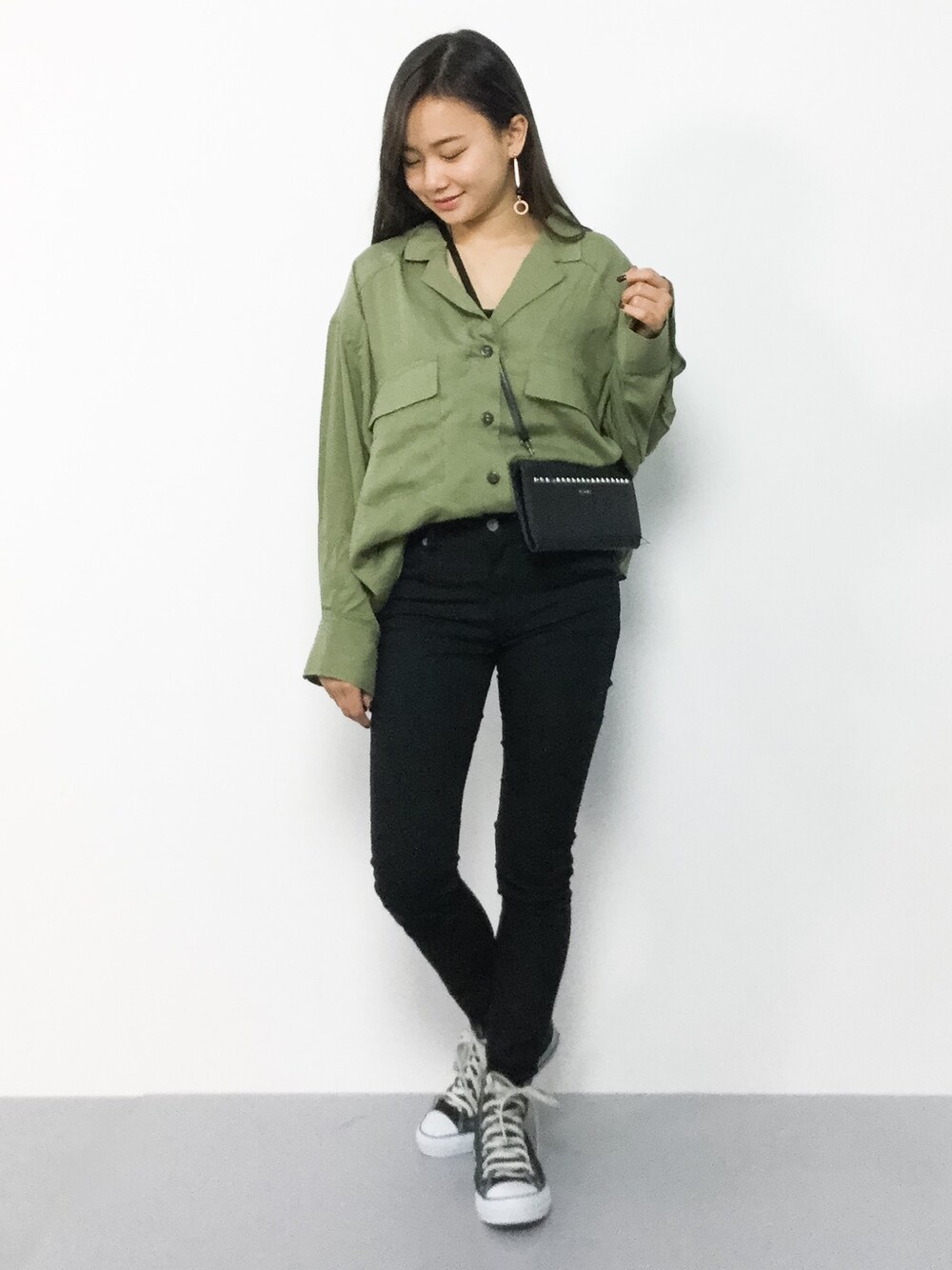 「カジュアル、スキニー、converse、黒、カーキ、春服、春コーデ、低身長、黒スキニー、カーキシャツ」｜「Two Facesの【美脚超ストレッチ】履けばわかる！パウダーカラースキニー（その他パンツ、ブラック系）」を使った、  𝑅𝐼𝑁𝐴さん（レディース・150cm）の春コーディネートの1枚目の写真