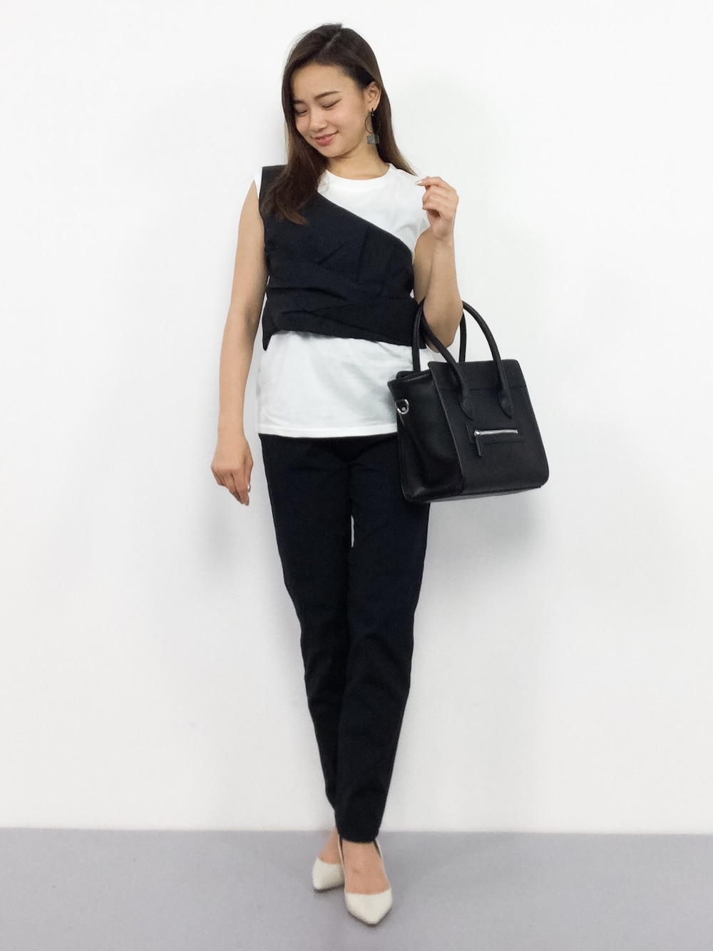「シンプル、夏、黒、モノトーン、ストレッチパンツ、モノトーンコーデ、夏コーデ、低身長、ワンショルダー、スクエアバッグ」｜「CAPRICIEUX LE'MAGEのワンショルTシャツ（Tシャツ/カットソー、ブラック系）」を使った、  𝑅𝐼𝑁𝐴さん（レディース・150cm）の春コーディネートの1枚目の写真