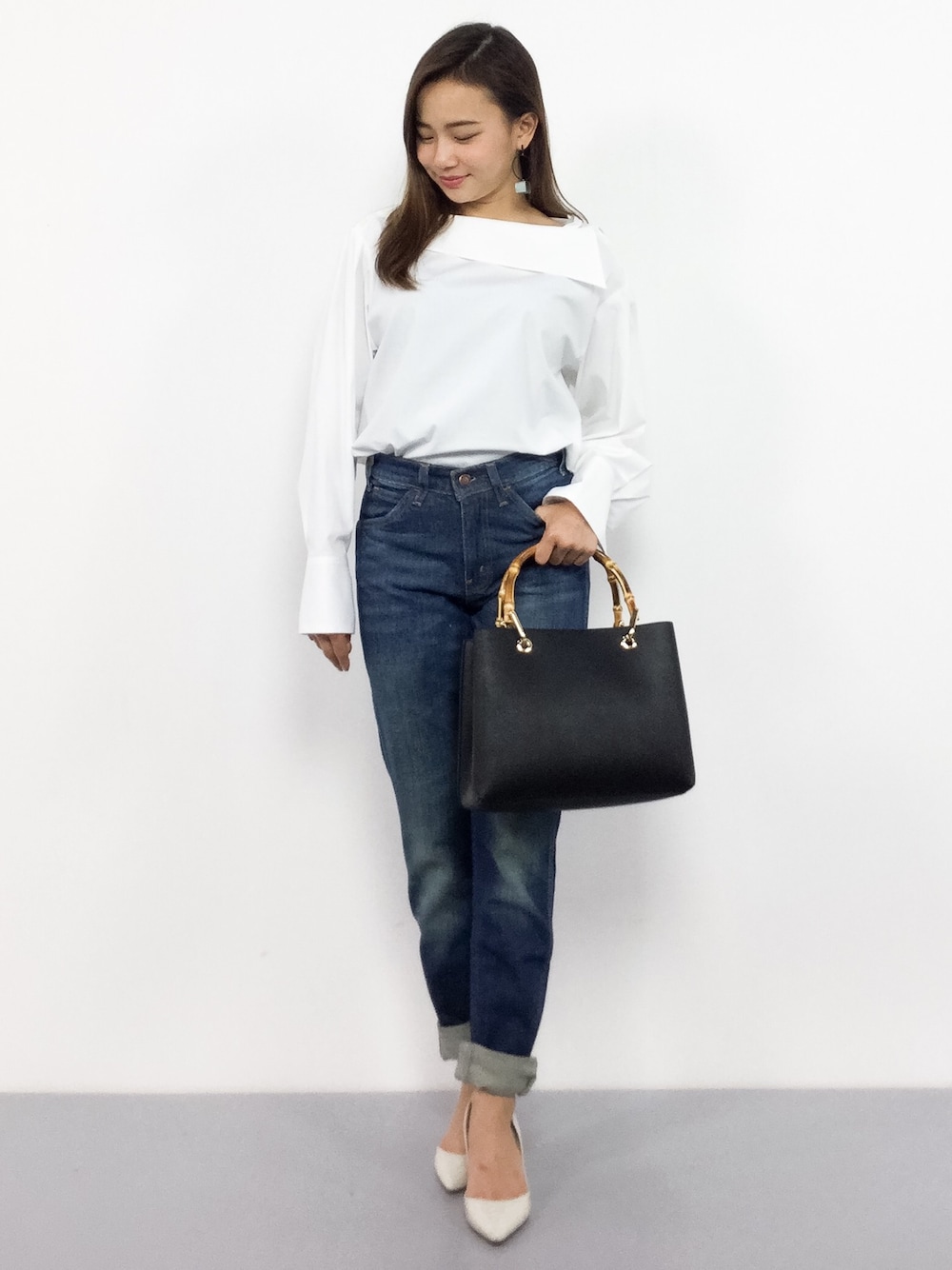 「デニム、カジュアル、シンプル、白シャツ、デニムパンツ、春コーデ、夏コーデ、低身長、LEVI'S VINTAGE CLOTHING、バンブーハンドル」｜「ADAM ET ROPE'の釦あきブロードオフショルダーブラウス（シャツ/ブラウス、ホワイト系）」を使った、  𝑅𝐼𝑁𝐴さん（レディース・150cm）の春コーディネートの1枚目の写真