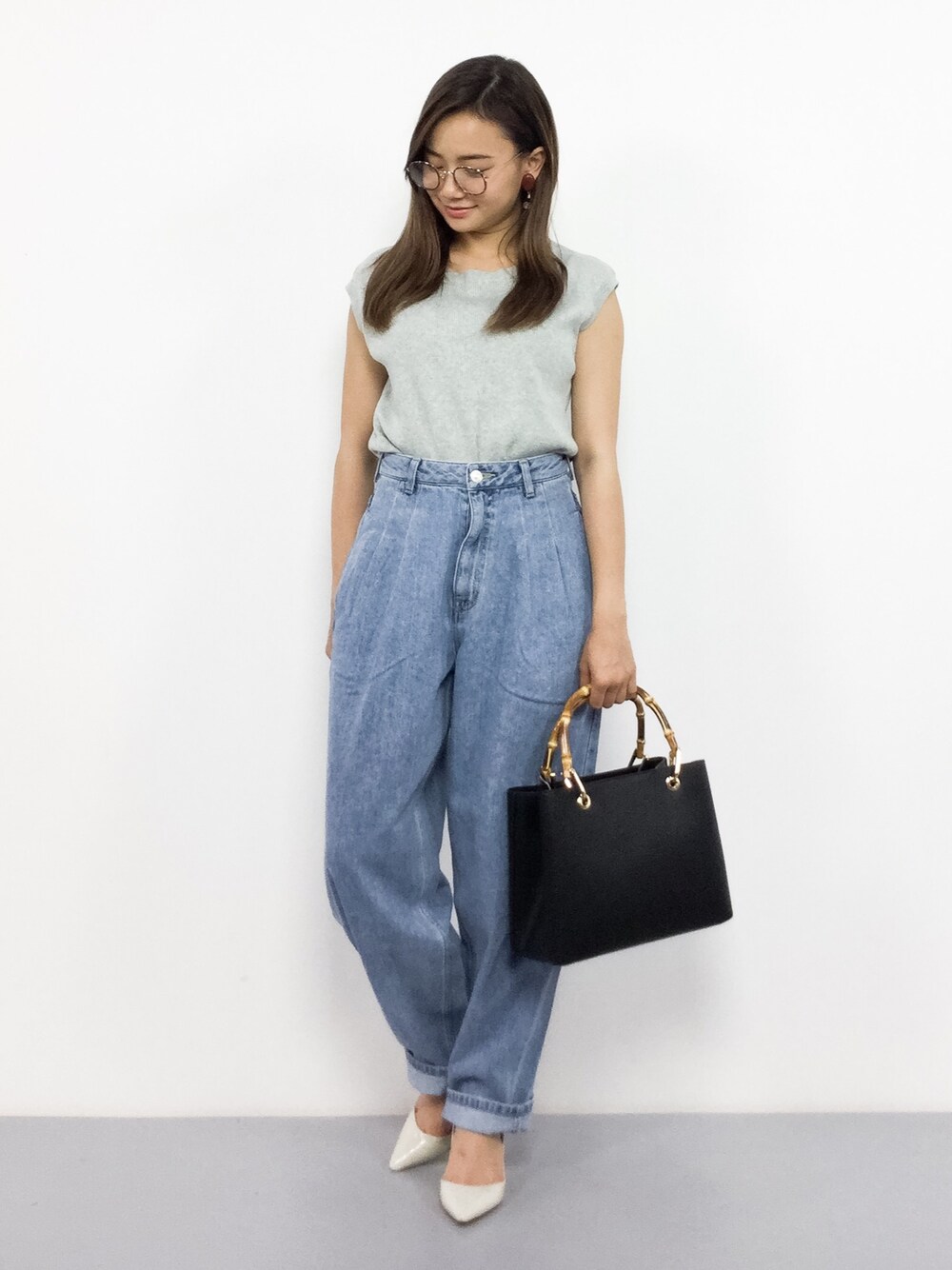 「デニム、カジュアル、シンプル、夏、めがね、デニムパンツ、夏コーデ、低身長、ボンタンパンツ、バンブーハンドル」｜「NATURAL BEAUTY BASICの【otona MUSE 6月号掲載】ファイン天竺Ⅱノースリニット（ニット/セーター、グレー系）」を使った、  𝑅𝐼𝑁𝐴さん（レディース・150cm）の春コーディネートの1枚目の写真