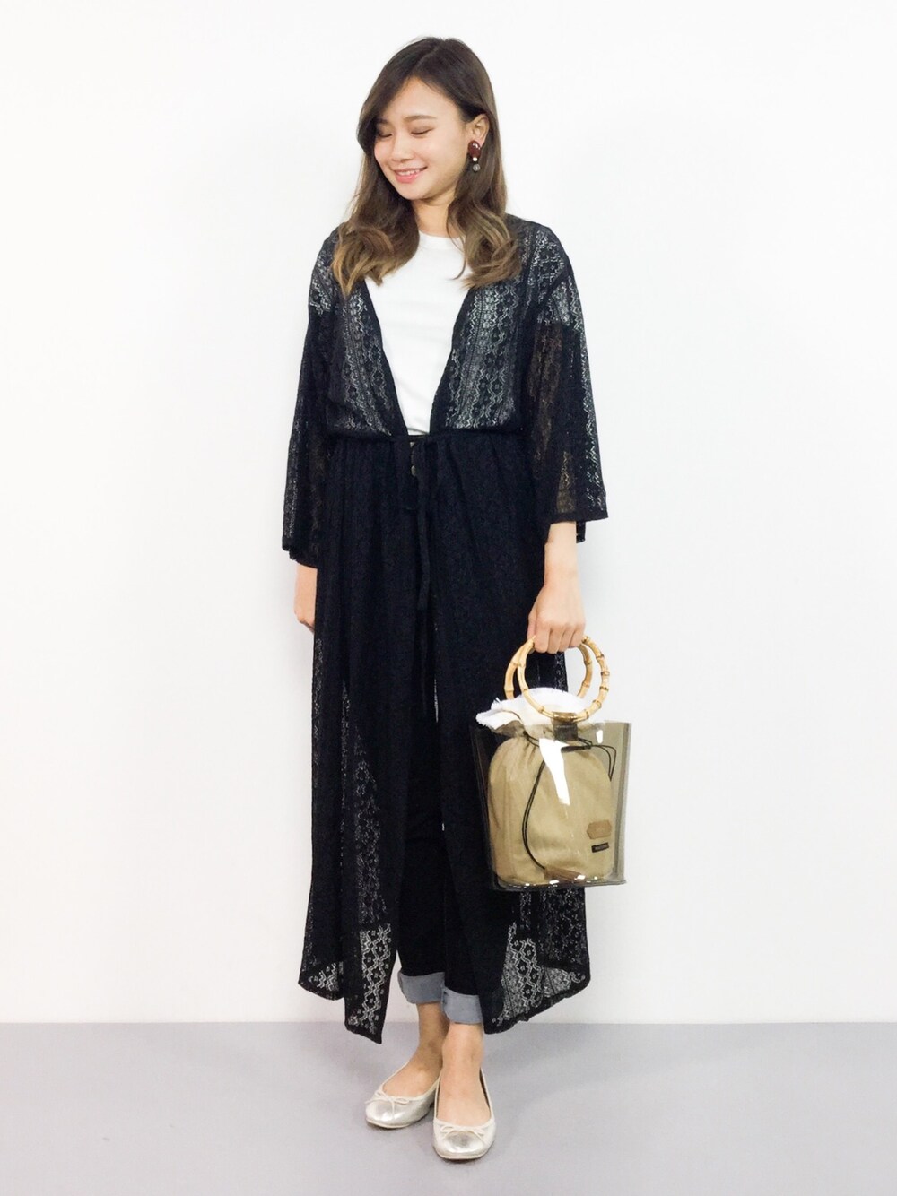 「夏、レース、ハイウエスト、デニムパンツ、ロングカーディガン、夏コーデ、低身長、白Tシャツ、クリアバッグ、レースカーディガン」｜「LOWRYS FARMのソウレースロングカーディガン　787667 （カーディガン/ボレロ、ブラック系）」を使った、  𝑅𝐼𝑁𝐴さん（レディース・150cm）の夏コーディネートの1枚目の写真