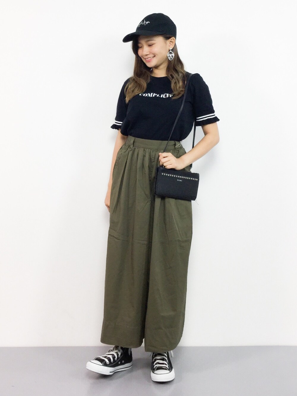 「カジュアル、夏、キャップ、converse、カーキ、ワイドパンツ、プリントT、夏コーデ、低身長、袖フリル」｜「AZUL by moussyのCOMPLICIT　袖フリルTEE（Tシャツ/カットソー、ブラック系）」を使った、  𝑅𝐼𝑁𝐴さん（レディース・150cm）の夏コーディネートの1枚目の写真
