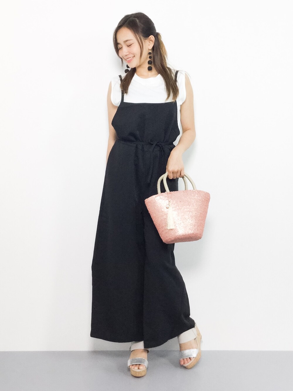 「トートバッグ、夏、オールインワン、黒、モノトーン、シンプルコーデ、スパンコール、ミニバッグ、夏コーデ、低身長」｜「OSMOSISのタンクトップ付オールインワン（つなぎ/オールインワン、ブラック系）」を使った、  𝑅𝐼𝑁𝐴さん（レディース・150cm）の夏コーディネートの1枚目の写真