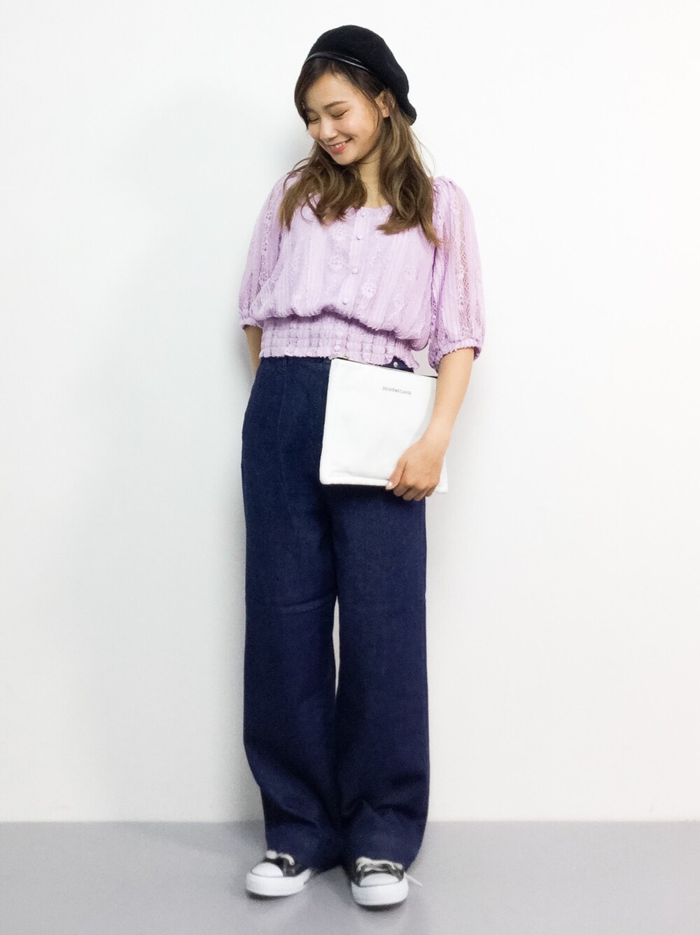「デニム、夏、ベレー帽、converse、レース、ハイウエスト、デニムパンツ、夏コーデ、低身長、シャーリング」｜「mysty womanのレース裾シャーリング2wayブラウス（シャツ/ブラウス、パープル系）」を使った、  𝑅𝐼𝑁𝐴さん（レディース・150cm）の夏コーディネートの1枚目の写真