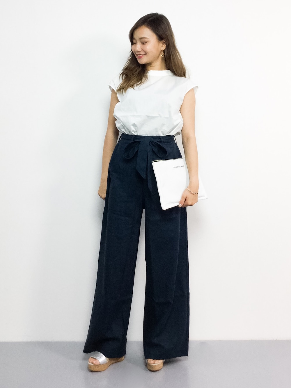 「シンプル、夏、白、ワイドパンツ、シンプルコーデ、ネイビー×ホワイト、夏コーデ、低身長、ノースリーブ、オトナカジュアル」｜「SENSE OF PLACE by URBAN RESEARCHのロールネックフレアブラウス(ノースリーブ)（シャツ/ブラウス、ホワイト系）」を使った、  𝑅𝐼𝑁𝐴さん（レディース・150cm）の夏コーディネートの1枚目の写真