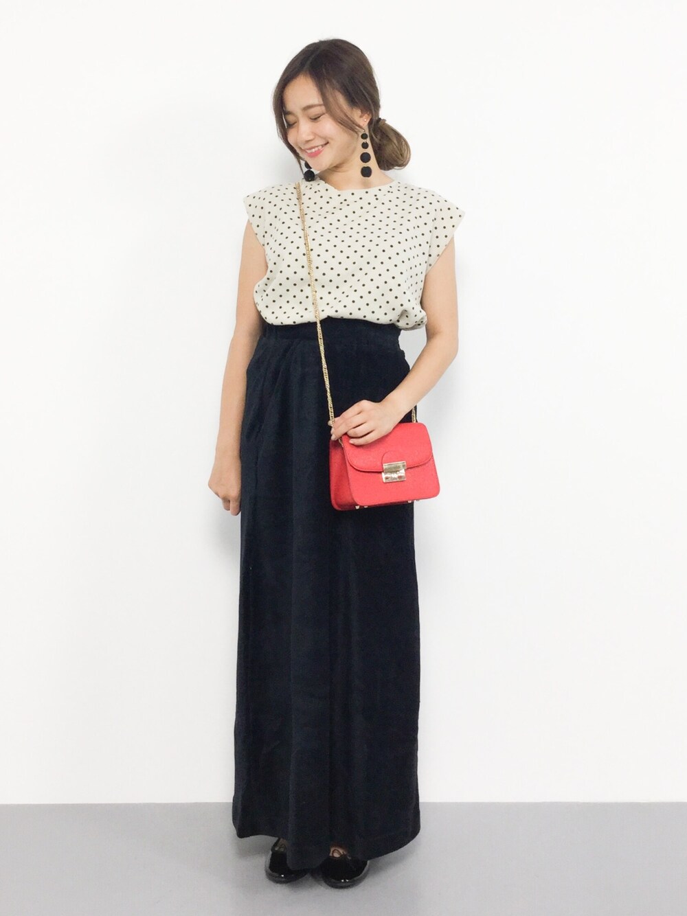 「コーデュロイ、シンプル、ドット、ロングスカート、ドット柄、ミニバッグ、夏コーデ、低身長、AZUL by moussy、黒コーデ」｜「Omekashiのドットノースリプルオーバー（Tシャツ/カットソー、ベージュ系）」を使った、  𝑅𝐼𝑁𝐴さん（レディース・150cm）の夏コーディネートの1枚目の写真
