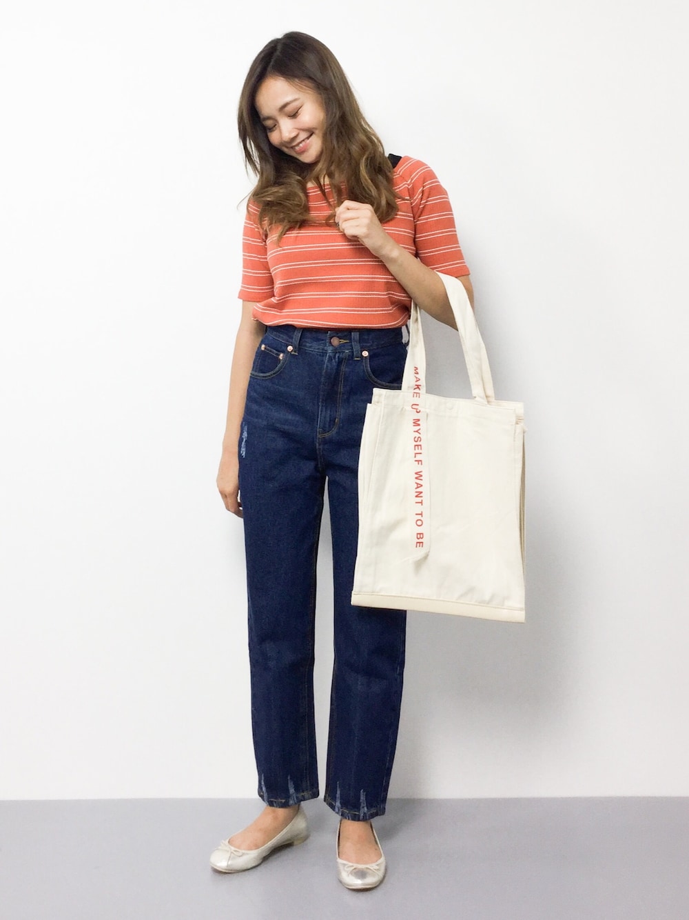 「テーパードパンツ、トートバッグ、ボーダー、ハイウエスト、オレンジ、デニムパンツ、Kastane、ボーダートップス、夏コーデ、低身長」｜「LOWRYS FARMのリブスクエア／ＳＳ　784512 （Tシャツ/カットソー、オレンジ系）」を使った、  𝑅𝐼𝑁𝐴さん（レディース・150cm）の夏コーディネートの1枚目の写真
