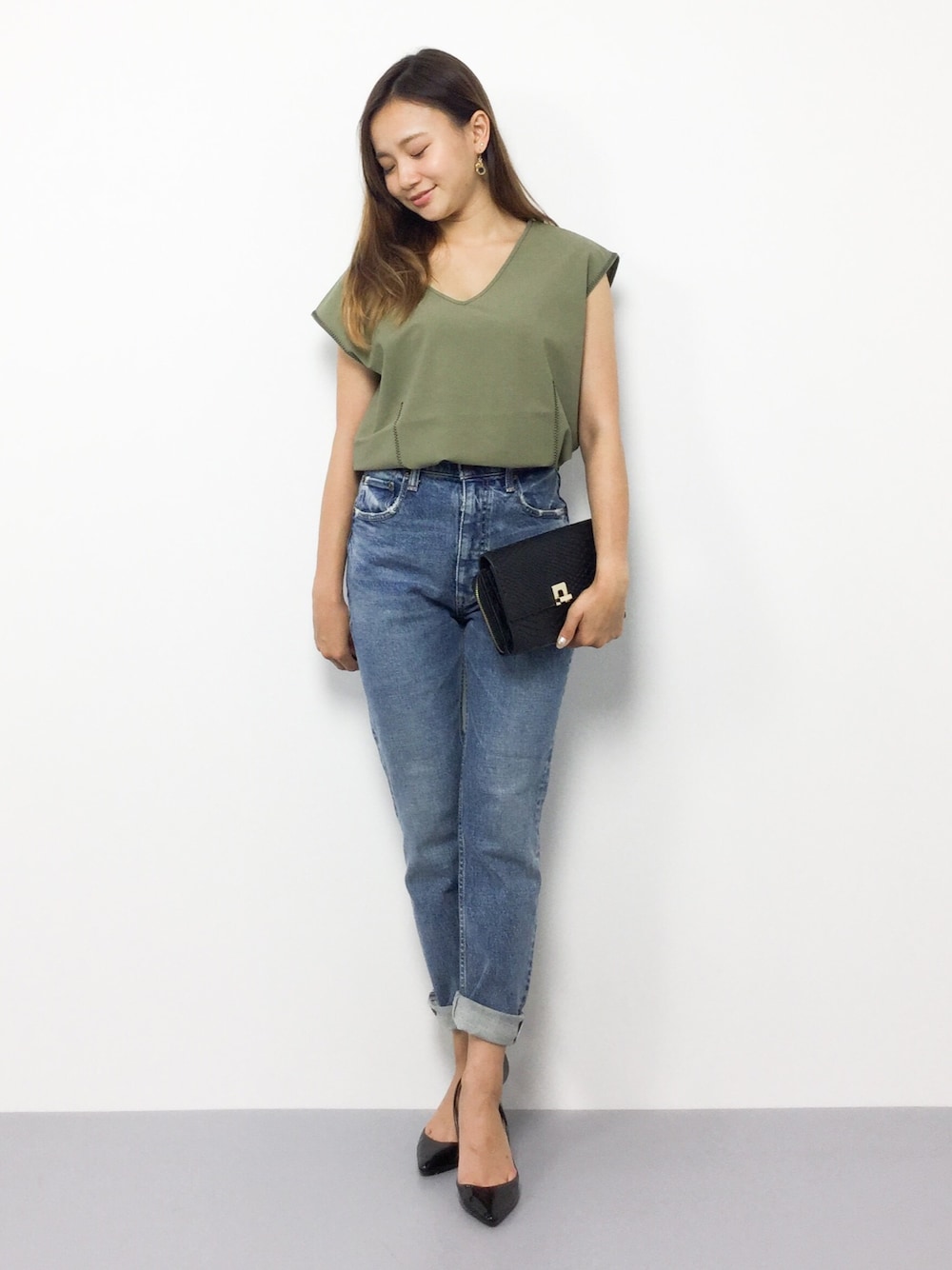 「デニム、カジュアル、シンプル、夏、カーキ、moussy、デニムパンツ、スキニーデニム、夏コーデ、低身長」｜「BARNYARDSTORMのBARNYARDSTORM / エラシックマイヤープルオーバー（Tシャツ/カットソー、グリーン系）」を使った、  𝑅𝐼𝑁𝐴さん（レディース・150cm）の夏コーディネートの1枚目の写真
