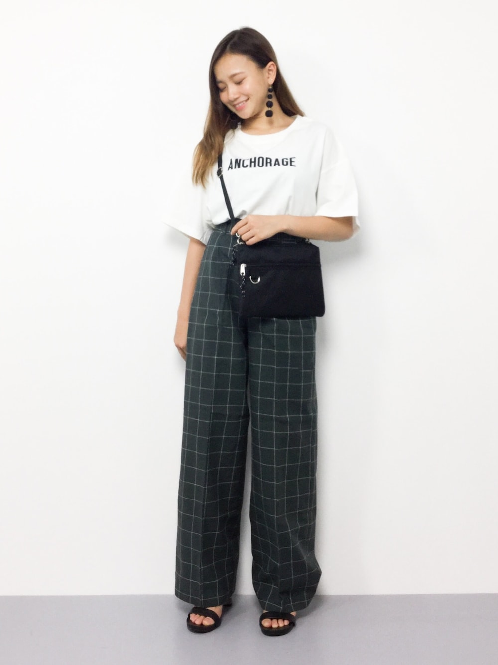 「チェック、ロゴT、カジュアル、ワイドパンツ、チェックパンツ、プリントT、夏コーデ、低身長、AZUL by moussy、サコッシュ」｜「natural coutureのロゴ&ボーダーいろいろゆるTシャツ（Tシャツ/カットソー、ホワイト系）」を使った、  𝑅𝐼𝑁𝐴さん（レディース・150cm）の夏コーディネートの1枚目の写真