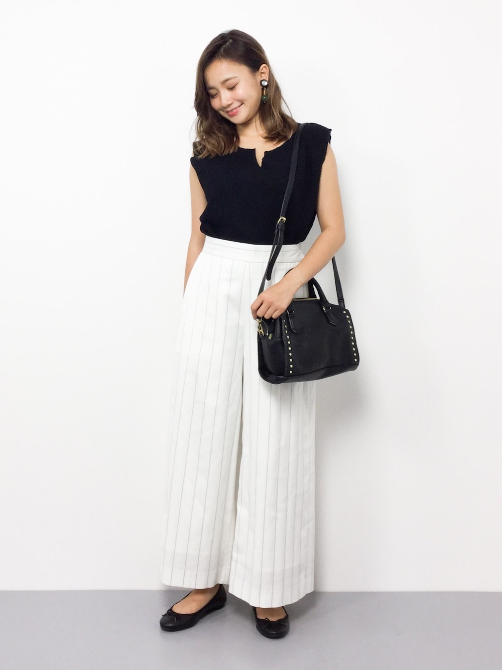 「ショルダーバッグ、ストライプ、モノトーン、ワイドパンツ、バレエシューズ、フレアパンツ、モノトーンコーデ、夏コーデ、低身長、オトナカジュアル」｜「PAGEBOYのワッフルキーネックノースリーブ（Tシャツ/カットソー、ブラック系）」を使った、  𝑅𝐼𝑁𝐴さん（レディース・150cm）の夏コーディネートの1枚目の写真