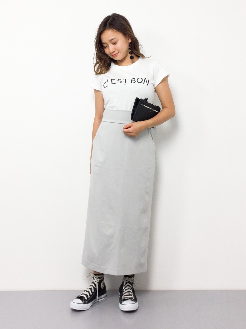 「ロゴT、カジュアル、シンプル、夏、converse、モノトーン、ロングスカート、プリントT、夏コーデ、低身長」｜「SETのＣ’ＥＳＴＢＯＮロゴＴシャツ（Tシャツ/カットソー、ホワイト系）」を使った、  𝑅𝐼𝑁𝐴さん（レディース・150cm）の夏コーディネートの1枚目の写真