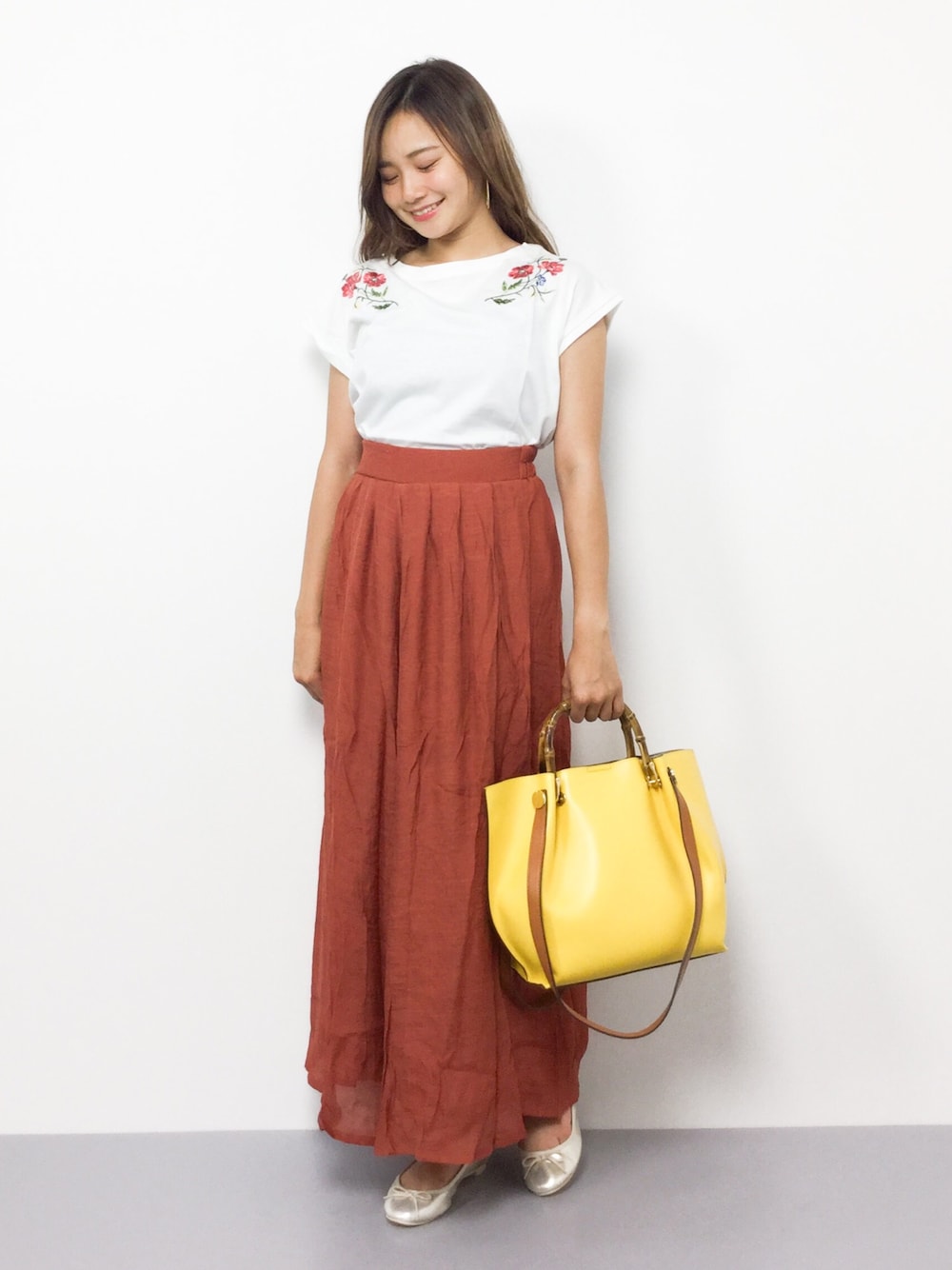 「カジュアル、夏、イエロー、刺繍、JEANASiS、ワイドパンツ、リネン、低身長、白Tシャツ、スカンツ」｜「FREAK'S STOREのフレンチスリーブ花柄刺繍TEE（Tシャツ/カットソー、ホワイト系）」を使った、  𝑅𝐼𝑁𝐴さん（レディース・150cm）の夏コーディネートの1枚目の写真