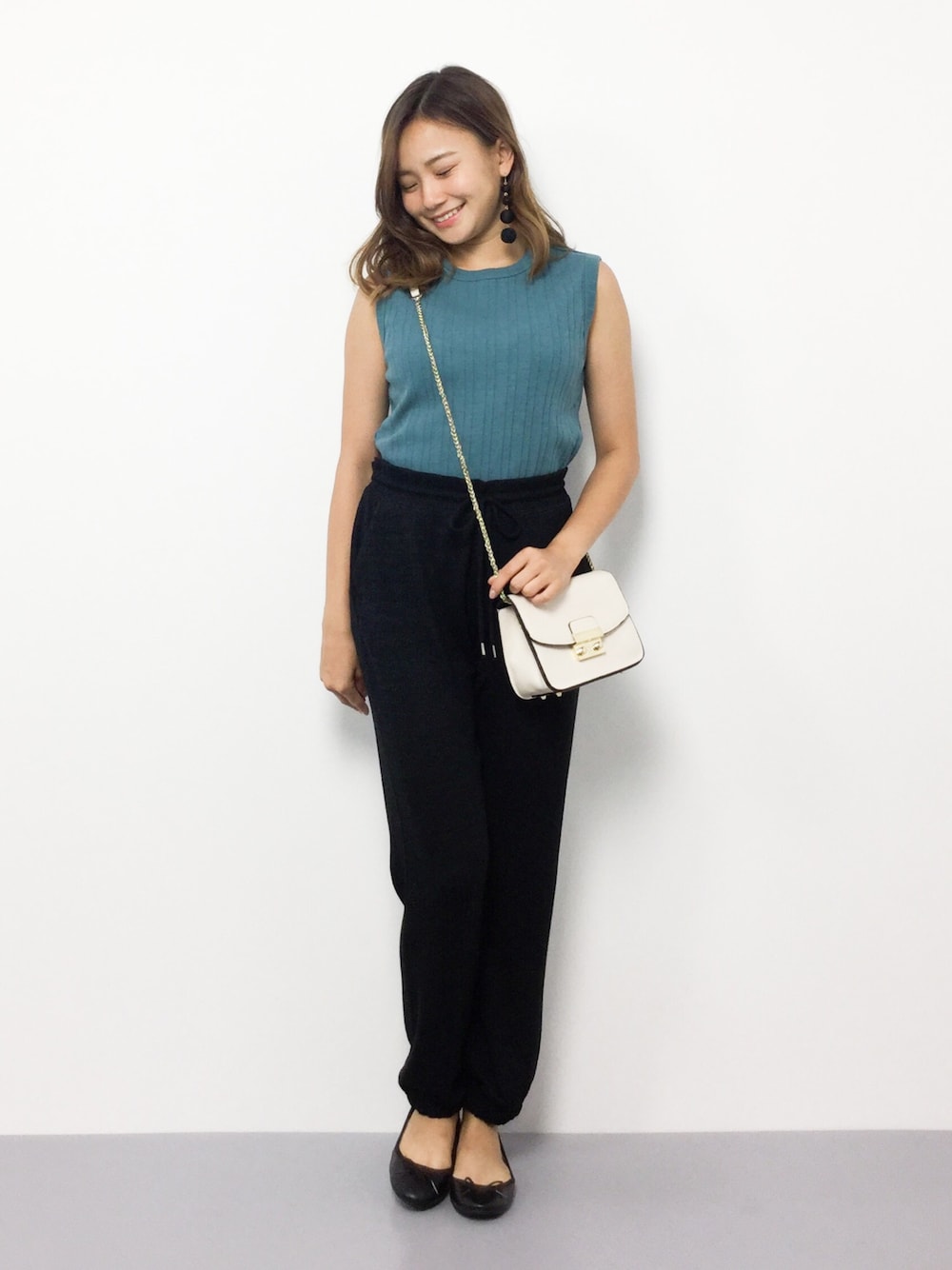 「シンプル、夏、GAP、タンクトップ、シンプルコーデ、夏コーデ、黒パンツ、低身長、ノースリーブ、ジョガーパンツ」｜「Doux archivesの針抜きカットタンク（Tシャツ/カットソー、グリーン系）」を使った、  𝑅𝐼𝑁𝐴さん（レディース・150cm）の夏コーディネートの1枚目の写真