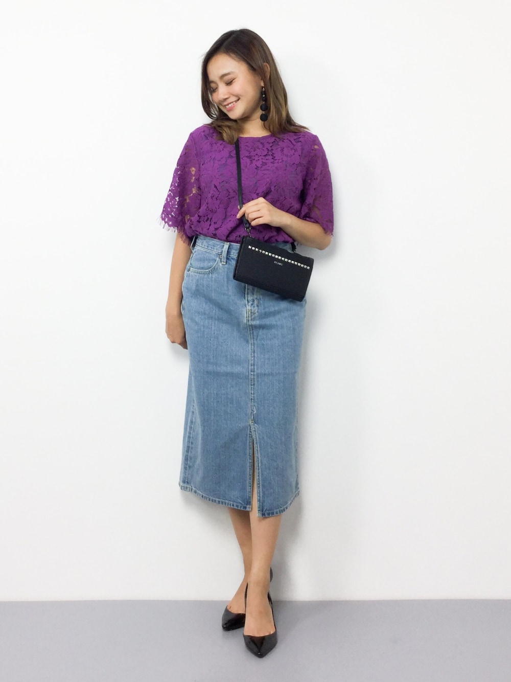 「デニム、夏、レース、デニムスカート、夏コーデ、低身長、カジュアルコーデ、AZUL by moussy、レースブラウス、ミディ丈スカート」｜「TIENS ecouteの【WEB限定】コードレースブラウス（シャツ/ブラウス、パープル系）」を使った、  𝑅𝐼𝑁𝐴さん（レディース・150cm）の夏コーディネートの1枚目の写真