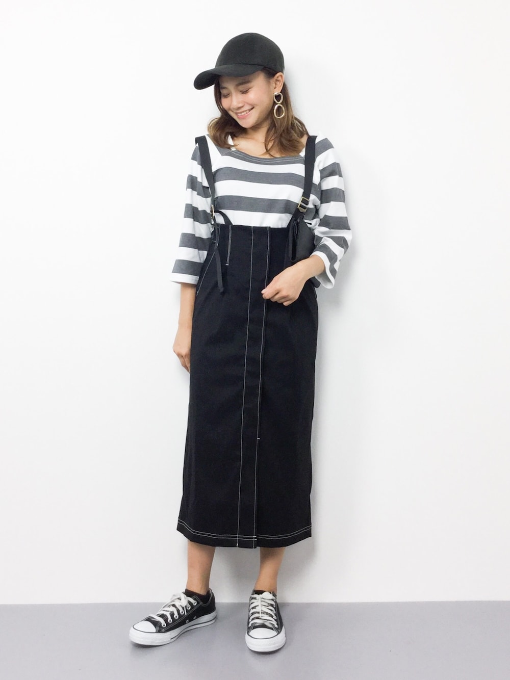 「コンバース、カジュアル、ボーダー、キャップ、サスペンダー、モノトーン、ボーダートップス、夏コーデ、PAGEBOY、低身長」｜「FLOVEのボーダーオフショルトップス（Tシャツ/カットソー、ブラック系）」を使った、  𝑅𝐼𝑁𝐴さん（レディース・150cm）の夏コーディネートの1枚目の写真