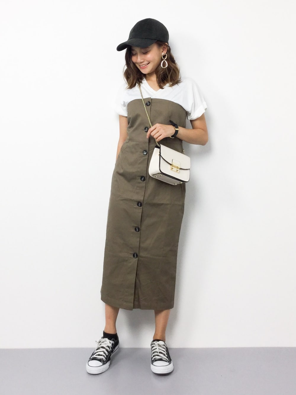 「ワンピース、カジュアル、ベージュ、キャップ、converse、ビスチェ、ロング丈、夏コーデ、低身長、白Tシャツ」｜「Roomy'sのロールアップルーズVネックTシャツ（Tシャツ/カットソー、ホワイト系）」を使った、  𝑅𝐼𝑁𝐴さん（レディース・150cm）の夏コーディネートの1枚目の写真