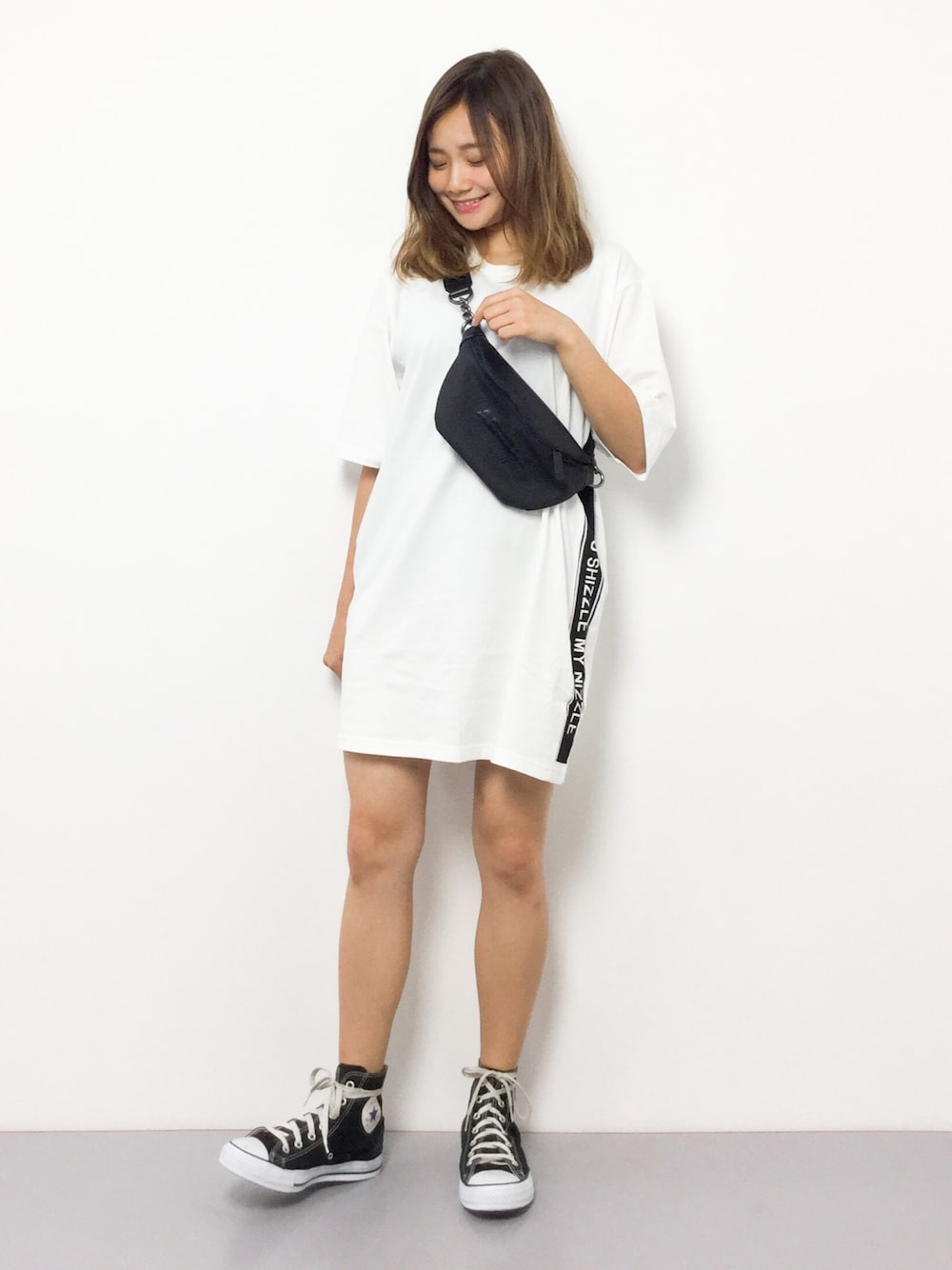 「コンバース、ワンピース、カジュアル、モノトーン、白、夏コーデ、低身長、Tシャツワンピ、白Tシャツ、ビッグT」｜「GYDAのサイドラインBIG Tワンピ（ワンピース、ホワイト系）」を使った、  𝑅𝐼𝑁𝐴さん（レディース・150cm）の夏コーディネートの1枚目の写真