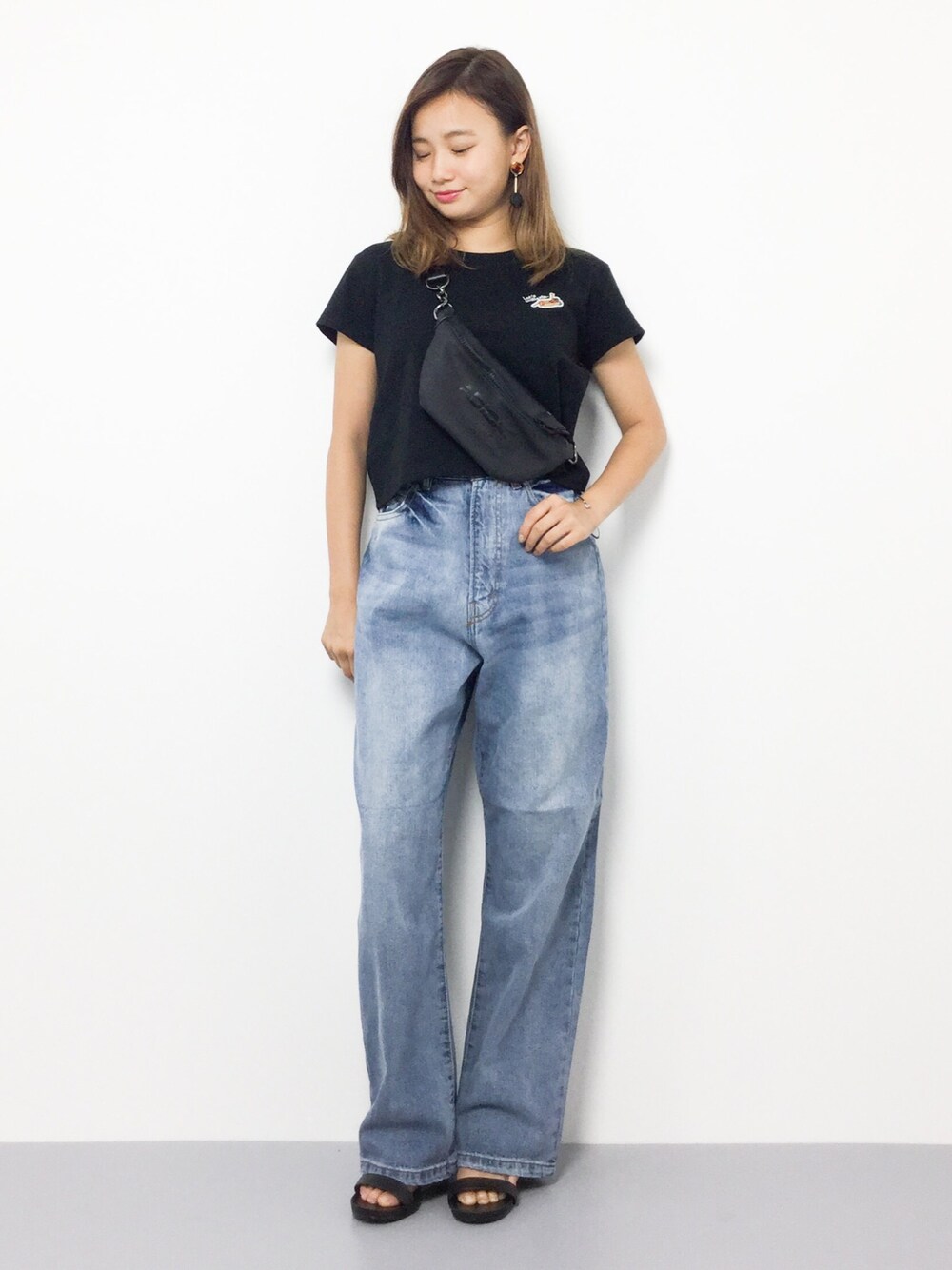 「デニム、カジュアル、シンプル、adidas、黒、デニムパンツ、夏コーデ、低身長、ボディバッグ、ショート丈トップス」｜「GYDAのHOT DOG LADYショートTシャツ（Tシャツ/カットソー、ブラック系）」を使った、  𝑅𝐼𝑁𝐴さん（レディース・150cm）の夏コーディネートの1枚目の写真