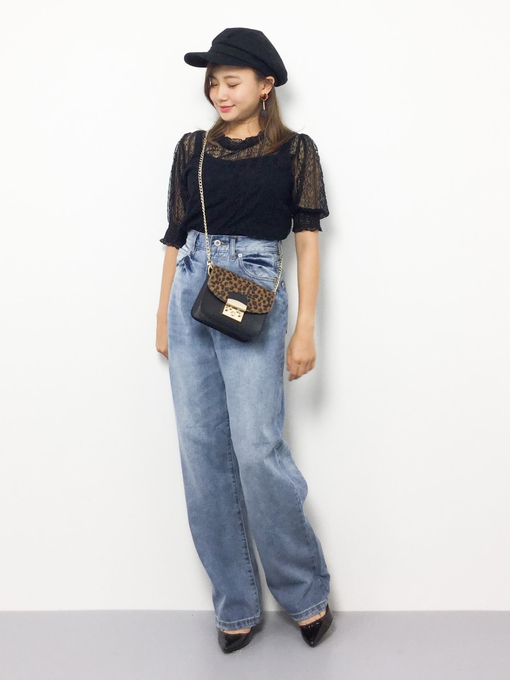 「デニム、カジュアル、シンプル、レオパード、黒、レース、moussy、デニムパンツ、夏コーデ、低身長」｜「MOUSSYのLACE HALF SLEEVE TEE（Tシャツ/カットソー、ブラック系）」を使った、  𝑅𝐼𝑁𝐴さん（レディース・150cm）の夏コーディネートの1枚目の写真