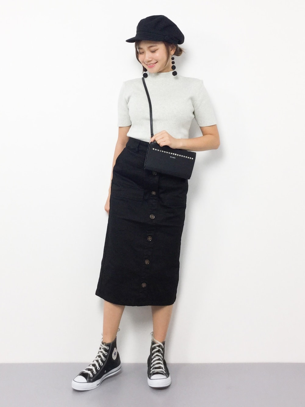 グレー系のニット/セーター、ブラック系のスカートを着用したレディースの夏コーディネートの1枚目の写真