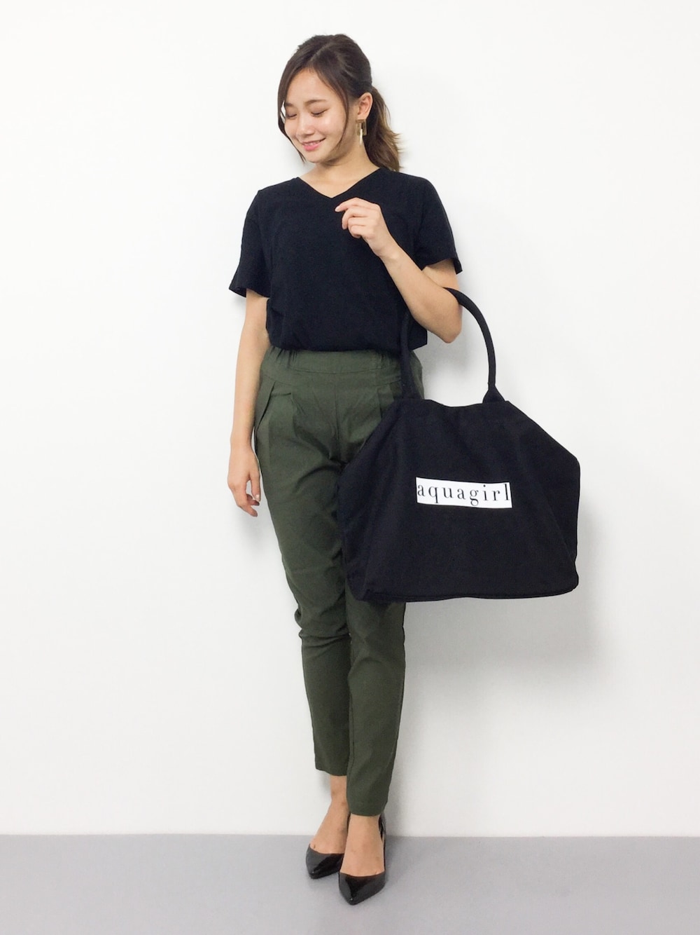「テーパードパンツ、カジュアル、シンプル、Vネック、カーキ、夏コーデ、キャンバストート、低身長、黒Tシャツ、オトナカジュアル」｜「SHIPS DaysのSHIPS Days STANDARD:ソフトコットンVネックTEE◆（Tシャツ/カットソー、ブラック系）」を使った、  𝑅𝐼𝑁𝐴さん（レディース・150cm）の夏コーディネートの1枚目の写真