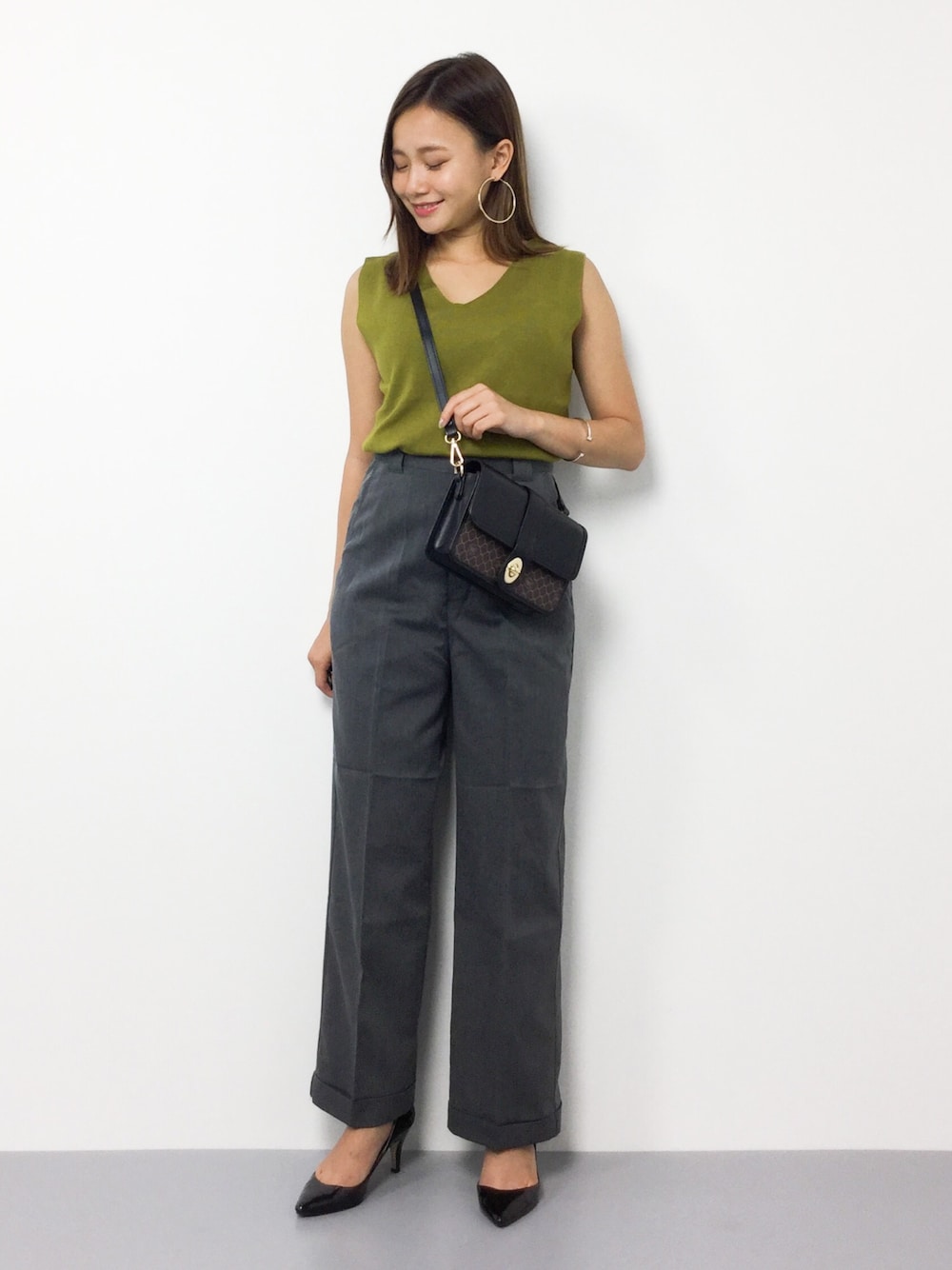 「シンプル、ショルダーバッグ、スラックス、moussy、マスタード、夏コーデ、PAGEBOY、低身長、ノースリーブ、オトナカジュアル」｜「FREE'S MARTの総針Ｖネックノースリーブニット（ニット/セーター、イエロー系）」を使った、  𝑅𝐼𝑁𝐴さん（レディース・150cm）の夏コーディネートの1枚目の写真