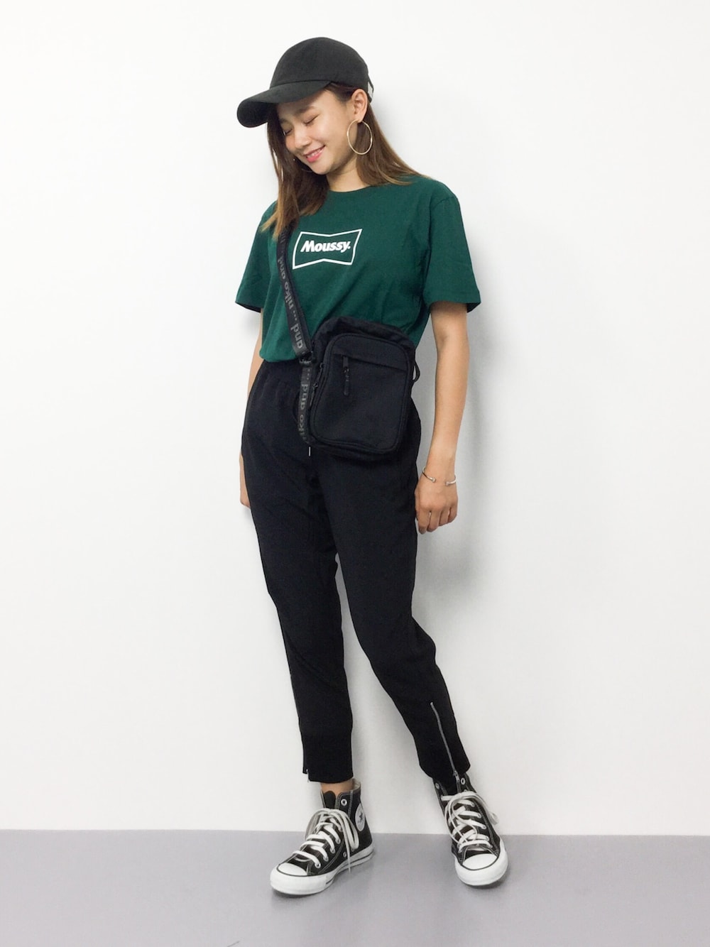 「コンバース、ロゴT、ショルダーバッグ、キャップ、moussy、スポーツミックス、モード、夏コーデ、低身長、ジョガーパンツ」｜「MOUSSYのMOUSSY FRAME TSJ（Tシャツ/カットソー、グリーン系）」を使った、  𝑅𝐼𝑁𝐴さん（レディース・150cm）の夏コーディネートの1枚目の写真
