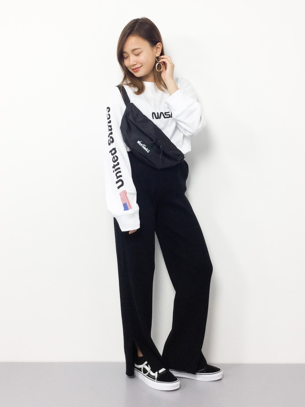 「VANS、ロゴT、カジュアル、シンプル、リブパンツ、ストリート、ロンT、低身長、ロングTシャツ、スリット」｜「NASAのNASA ロゴルーズロングスリーブTee（Tシャツ/カットソー、ホワイト系）」を使った、  𝑅𝐼𝑁𝐴さん（レディース・150cm）の秋コーディネートの1枚目の写真