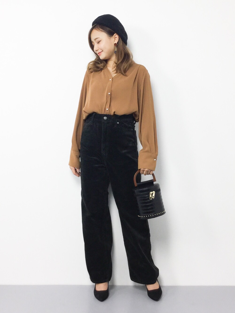 ブラウン系のシャツ/ブラウス、ブラック系のその他パンツ、ブラック系のショルダーバッグを着用したレディースの秋コーディネートの1枚目の写真