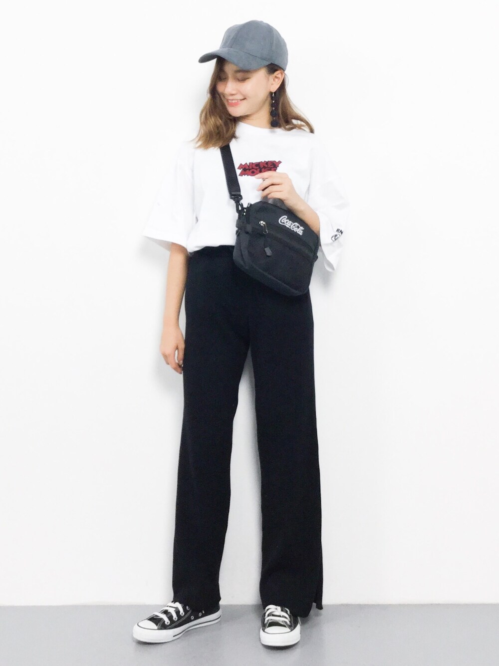 「コンバース、ロゴT、カジュアル、シンプル、ボーイッシュ、ショルダーバッグ、キャップ、リブパンツ、ミッキー、低身長」｜「DisneyのM1012 MICKEY MOUSE/ロゴBIG-Tシャツ（Tシャツ/カットソー、ホワイト系）」を使った、  𝑅𝐼𝑁𝐴さん（レディース・150cm）の秋コーディネートの1枚目の写真
