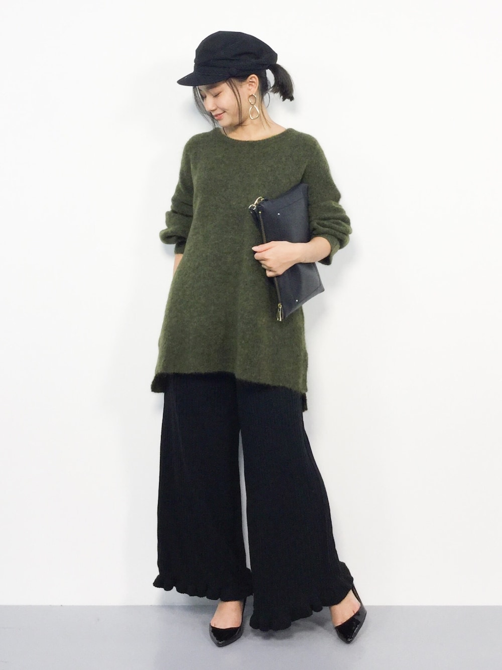 「ニット、カジュアル、シンプル、グリーン、リブパンツ、キャスケット、フリル、ニットパンツ、低身長、秋コーデ」｜「Ungridのモヘヤ混ルーズニット（ニット/セーター、グリーン系）」を使った、  𝑅𝐼𝑁𝐴さん（レディース・150cm）の秋コーディネートの1枚目の写真