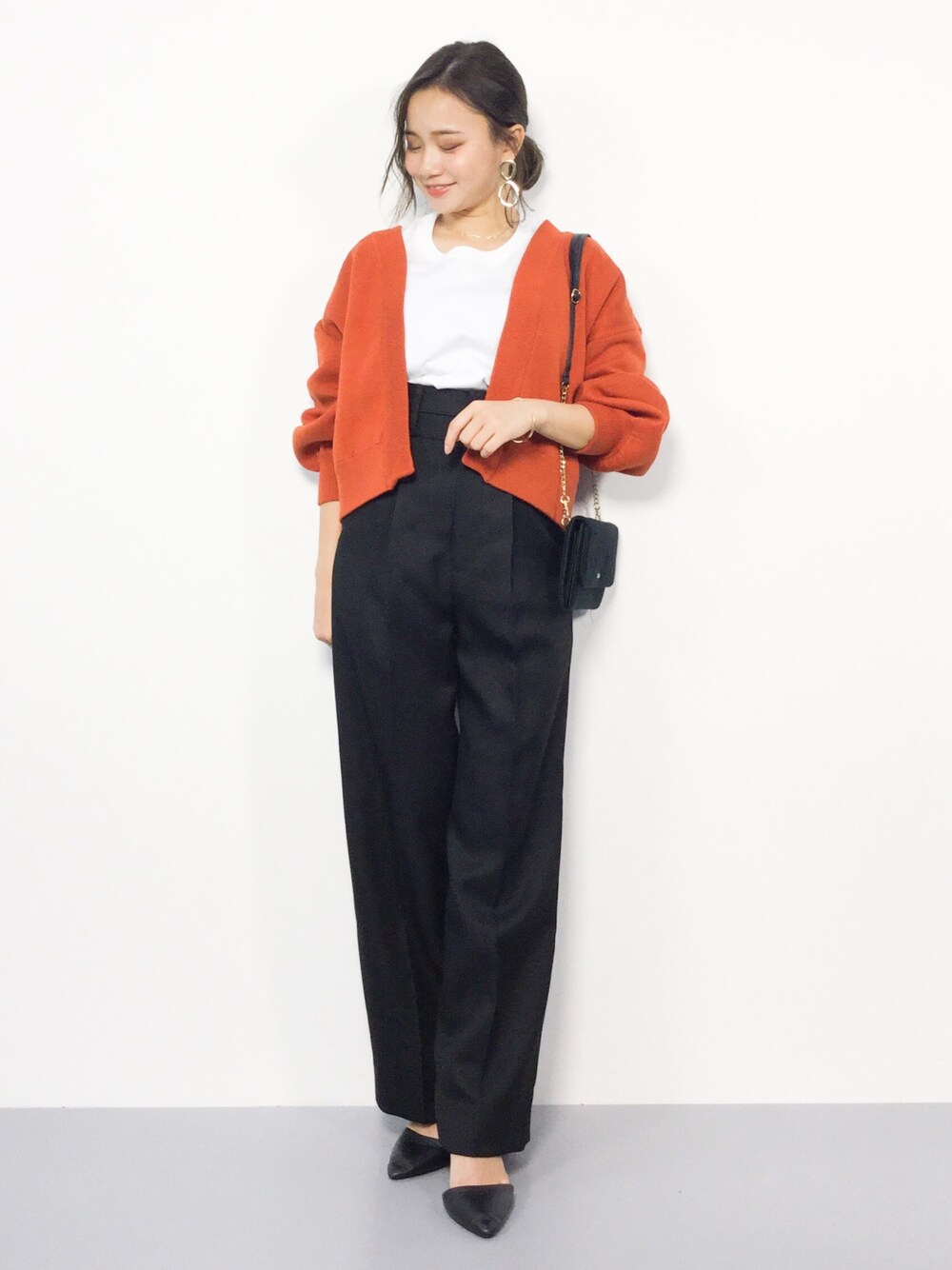 「カーディガン、ニット、カジュアル、シンプル、冬コーデ、大人カジュアル、ワイドパンツ、低身長、白Tシャツ、秋コーデ」｜「AZUL by moussyのボリュームスリーブスウェッターショート カーデ（カーディガン/ボレロ、オレンジ系）」を使った、  𝑅𝐼𝑁𝐴さん（レディース・150cm）の秋コーディネートの1枚目の写真