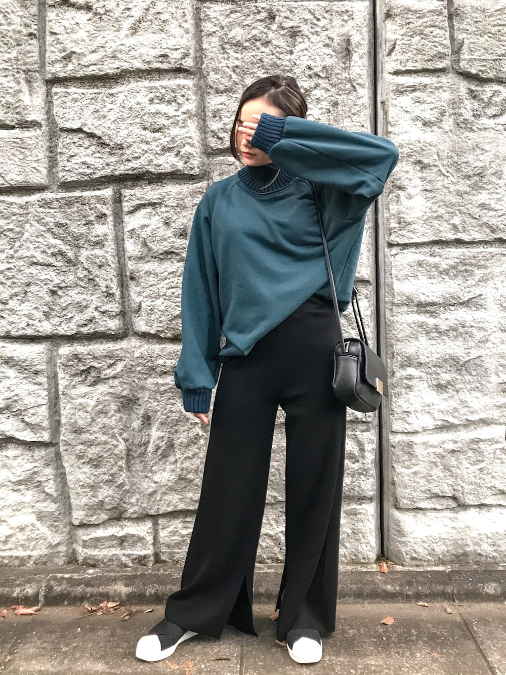 「ラクチンコーデ、ラフ、秋コーデ、ニット、ootd、シンプルコーデ、ワイドパンツ、タートルネックニット、オーバーサイズ、低身長」｜「PAGEBOYのリブハイネック裏毛スウェットプルオーバー（スウェット、グリーン系）」を使った、  𝑅𝐼𝑁𝐴さん（レディース・150cm）の秋コーディネートの1枚目の写真
