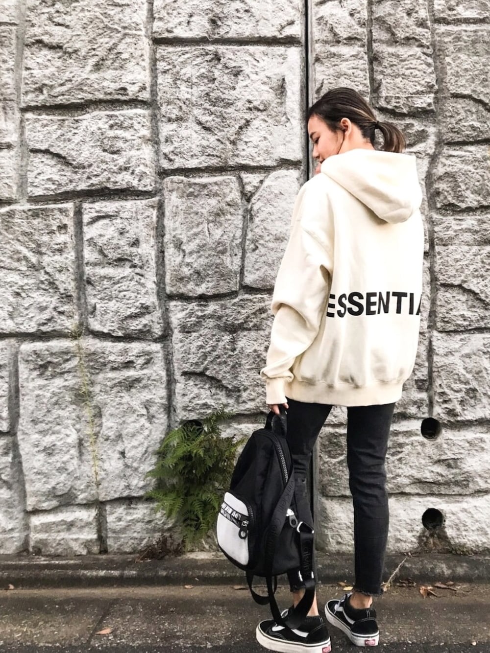 「パンツスタイル、スポーツミックス、VANS、オールドスクール、パーカー、ビックシルエット、黒スキニー、カジュアル、低身長、ストリート服が好き」｜「fogのアイテム（パーカー、ベージュ系）」を使った、  𝑅𝐼𝑁𝐴さん（レディース・150cm）の秋コーディネートの1枚目の写真